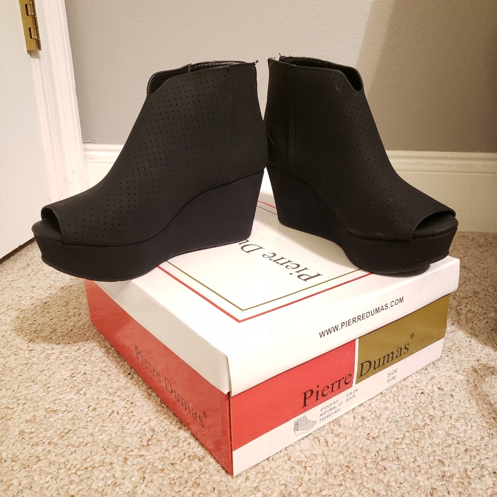 Black wedges